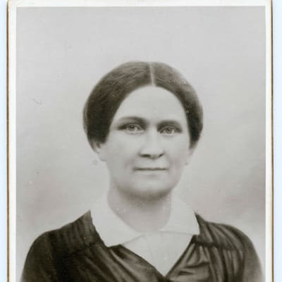 Ateljefotografi av Fredrika Runeberg. 