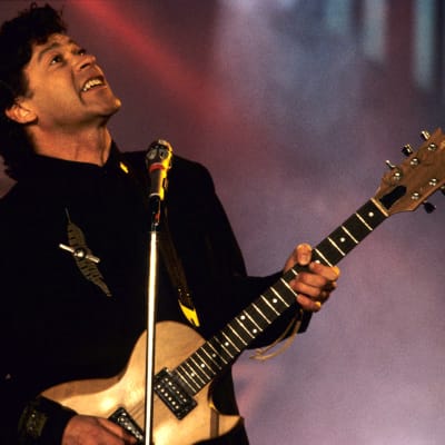 robbie robertson soittaa kitaraa vuonna 1988