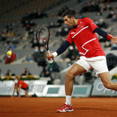 Novak Djokovic slår en boll i Franska öppna.