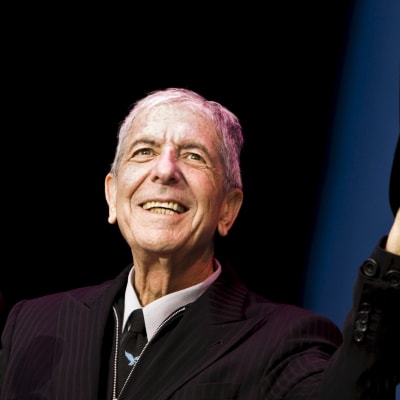 Leonard Cohen lyfter på hatten