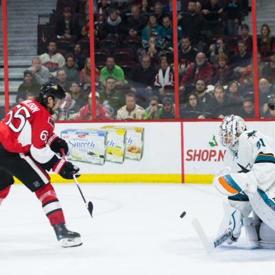 Erik Karlsson missar en straff mot Martin Jones, Ottawa-San Jose, 15.12.2016.