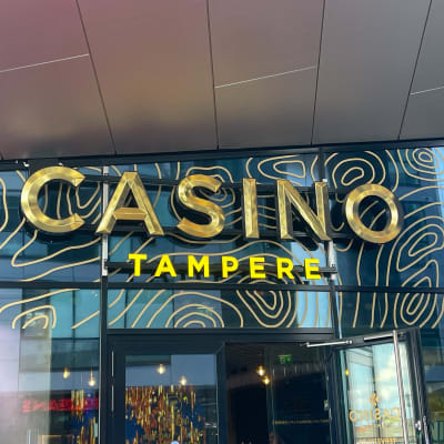 Casino Tampereen sisäänkäynti ja kullansävyinen nimikyltti.
