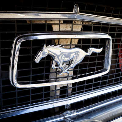 En mustang-symbol, en vildhäst, på grillen till en Ford Mustang.