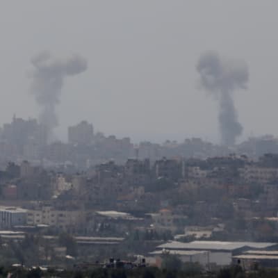 Israel har bombat tiotals mål i tätt bebodda Gaza under det senaste dygnet