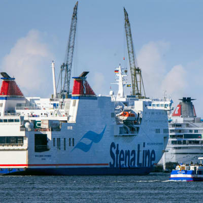 Stena Lines färja Mecklenburg-Vorpommern lämnar hamnen i Rostock den 10 september på väg mot Sverige med en grupp flyktingar ombord.