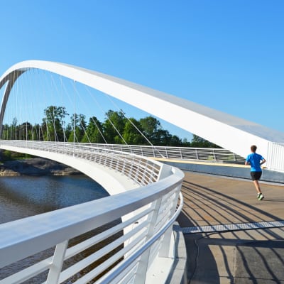 En man joggar på bron till Blåbärslandet.