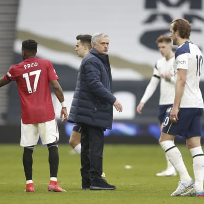 Josè Mourinho ser fundersam ut mellan spelare.