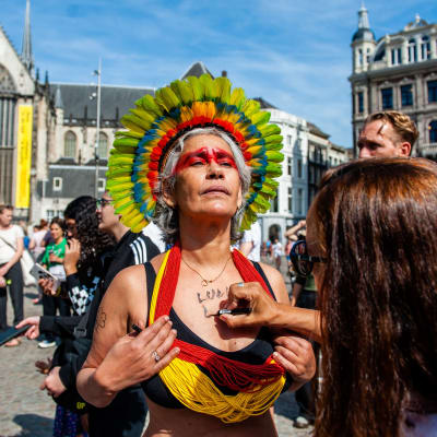 En ursprungskvinna i traditionsenliga kläder i Amsterdam.