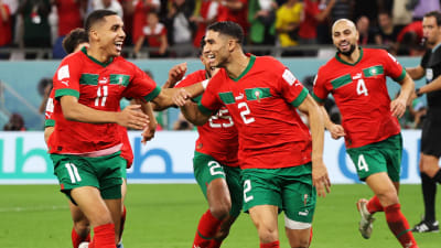 Marockanska spelare firar Achraf Hakimis mål.