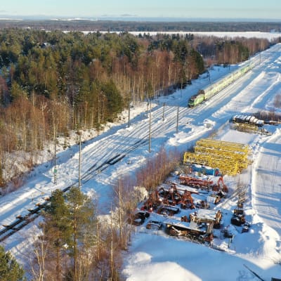 Juna saapuu Kemistä pohjoiseen päin. Maassa on lunta. Kaukana taustalla näkyy Isohaaran voimalaitos.