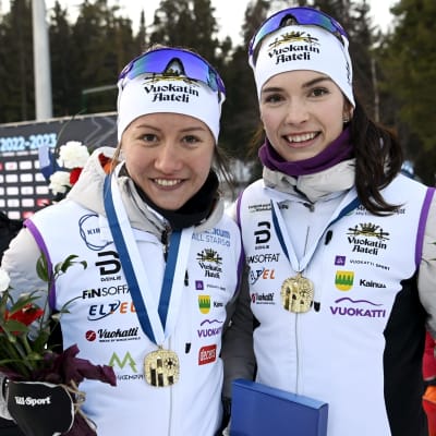 Hiihtäjät Katri Lylynperä ja Jasmin Kähärä iloitsevat SM-kultamitaleista.