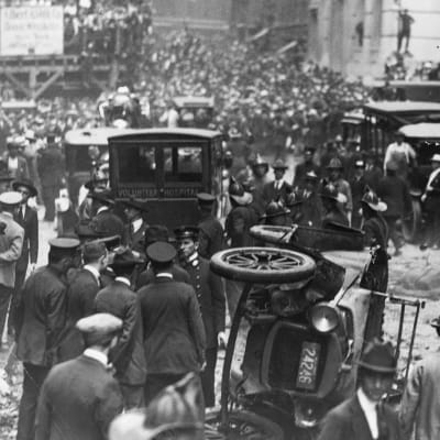 Syyskuussa 1920 Wall Streetillä vietettiin tavallista lounastuntia, kun dynamiitilla täytetty hevoskärry räjähti pankin edessä vieden mukanaan 38 ihmishenkeä. 