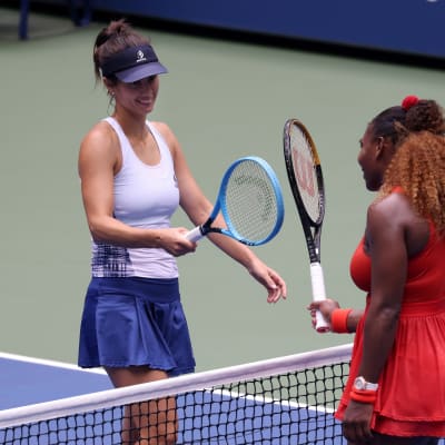 Serena Williams (oik.) ja Tsvetana Pironkova kuvassa