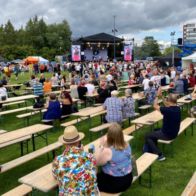 Festivaaliväkeä Järvenpää soi -tapahtumassa.