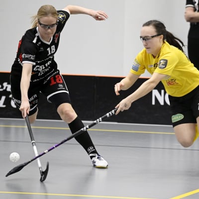 Elina Kujala (vas) ja PSS:n Ella Holmberg (18) salibandyn F-liigan finaaliottelussa 17. huhtikuuta 2021.