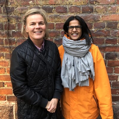 Hushållsrådgivare Elisabeth Eriksson och Tika Sevón Liljegren står ute mot röd tegelvägg och ler
