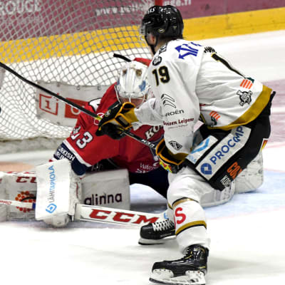 Rasmus Kupari gör mål på Atte Engren.