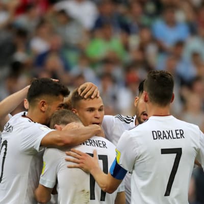 Lagkamraterna kramar om tvåmålsskytten Timo Werner.
