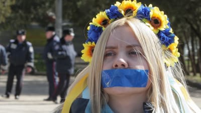 En kvinna med blå tejp för munnen under en protest mot minskad yttrandefrihet i Ukraina 2014.