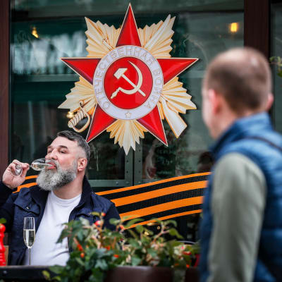 Mies juo kuohuviiniä ravintolan terassilla Moskovassa.