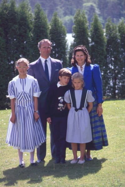 Kronprinsessan Victoria med kungen, drottningen, prinsessan Madeleine och prins Crarl Philip 1990.