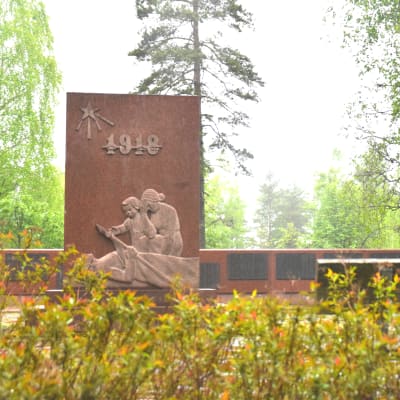 Monument i Dragsvik för dem som dog i Dragsviks fångläger 1918.