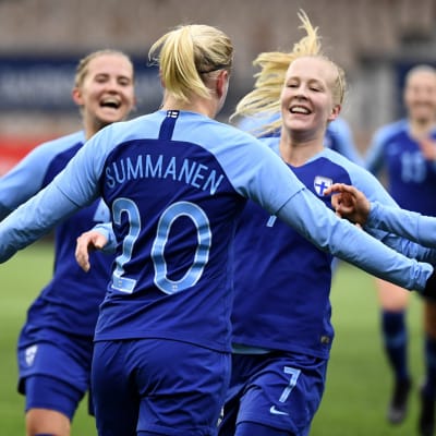 Finland firar mål.