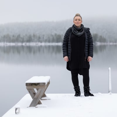 Marika Portti Inarijärven rannalla 2022.