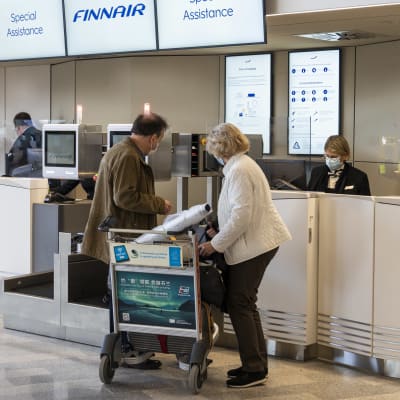 Helsinki-Vantaan lentoasema, uusi terminaali, matkustajia Finnairin lähtöselvityksessä.