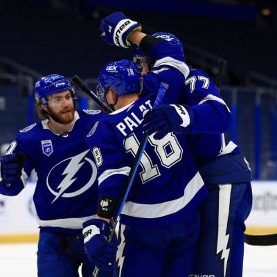 Tampa-spelare jublar.