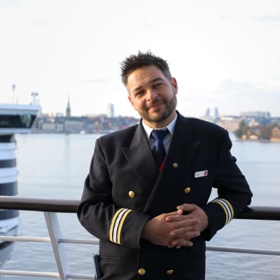 Risteilyisäntä Max Holm laivan edustalla.