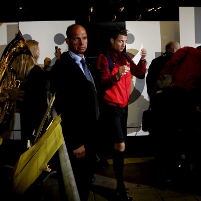 Cristiano Ronaldo välkomnas av blåsorkester till Sverige hösten 2013