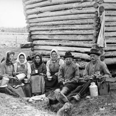 Människor i Övermark kyrkby, ca 1910.