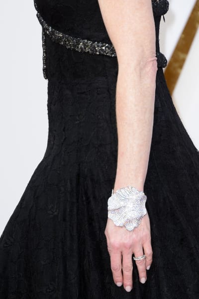 Julianne Moores arm med smycke på Oscarsgalan 2016.