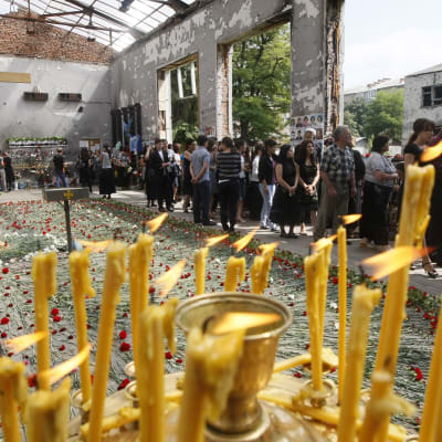 Anhöriga minns terrordramat i Beslan 2004 i den attackerade skolans ruiner.