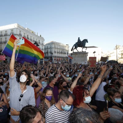 Demonstranter med regnbågsflaggor samlade på Puerta del Sol i centrum av Madrid på måndag kväll. 