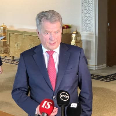 President Sauli Niinistö bakom kamerorna på presskonferens i New York