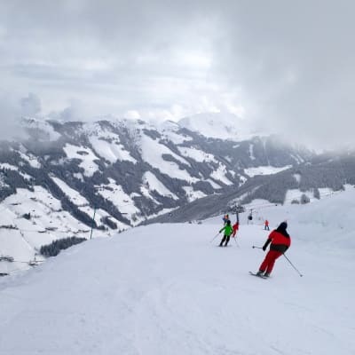 Personer som åker slalom i de österrikiska Alperna.