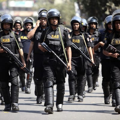 Elitpolisstyrkan RAB patrullerar i Dhaka i mars 2013.
