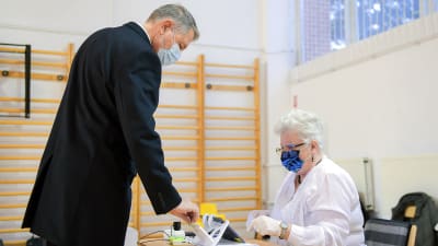 Rumäniens president Klaus Iohannis röstar i parlamentsvalet 2020