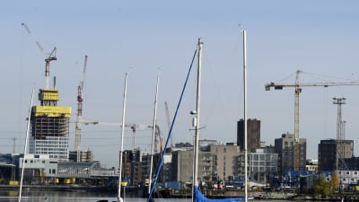 Höghusbygge pågår i Fiskehamnen i Helsingfors den 15 oktober 2019.