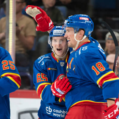 Blåklädda jokeritspelare firar mål.