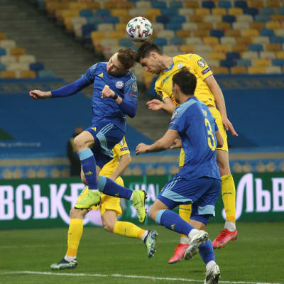 Ruslan Valiullin puskee palloa. 