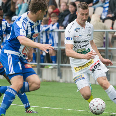 RoPS-backen Juha Pirinen försöker ta sig förbi HJK:s Ville Jalasto och Richard Gadze.