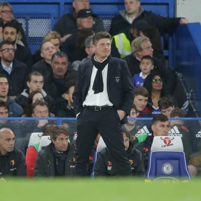 Walter Mazzarri står vid sidlinjen med händerna i fickorna.