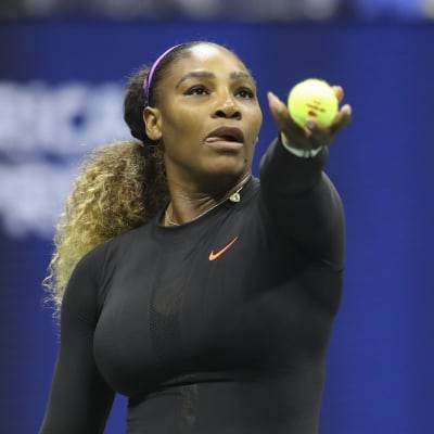 Serena Williams syöttää. 