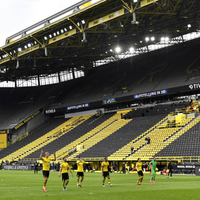 Borussia Dortmund firar sin seger mot Schalke.