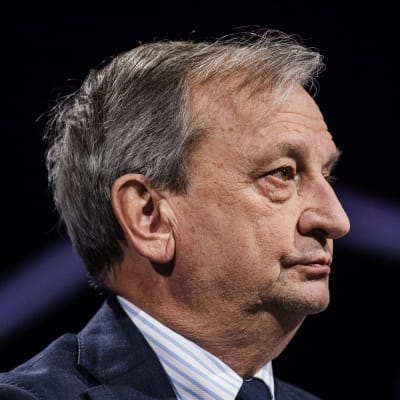 Harry Harkimo deltar i en politisk debatt.