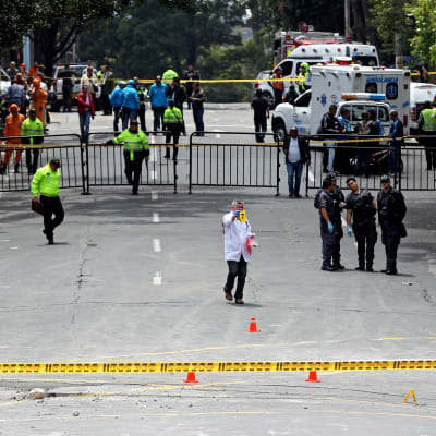 En person dog och ett trettiotal skadades i en explosion nära en tjurfäktningsarena i Colombias huvudstad Bogotá den 19 februari 2017.