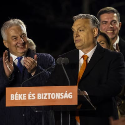 Viktor Orban vaalien jälkeisessä voittojuhlassa.